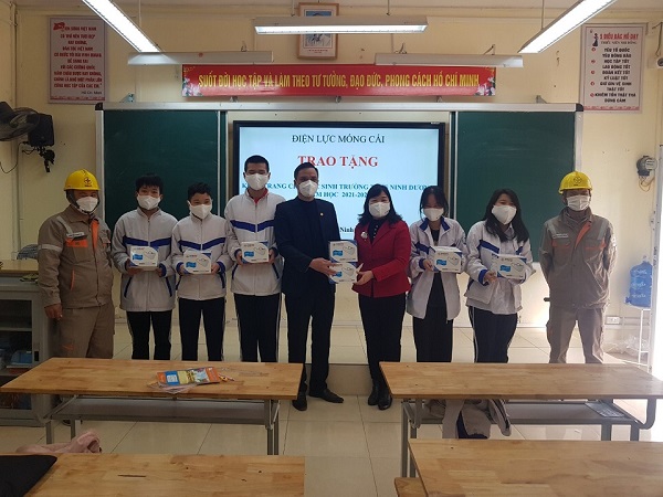 KT02Điện lực TP Móng Cái tặng khẩu trang cho học sinh trường THCS Ninh Dương