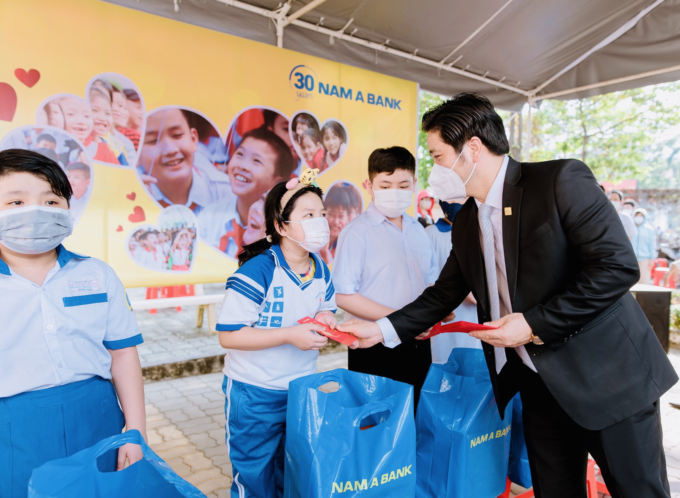 Ông Trần Khải Hoàn – Phó Tổng Giám đốc thường trực Nam A Bank gửi quà đến các em nhỏ có hoàn cảnh khó khăn