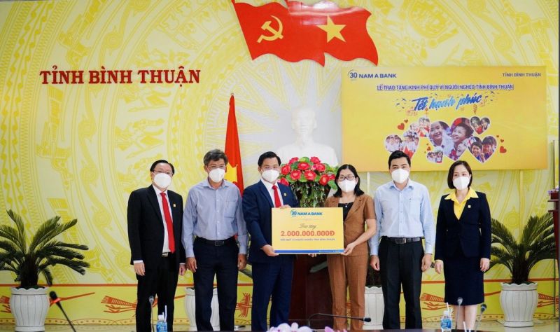 Nam A Bank trao tặng Quỹ vì người nghèo tỉnh Bình Thuận 2 tỷ đồng