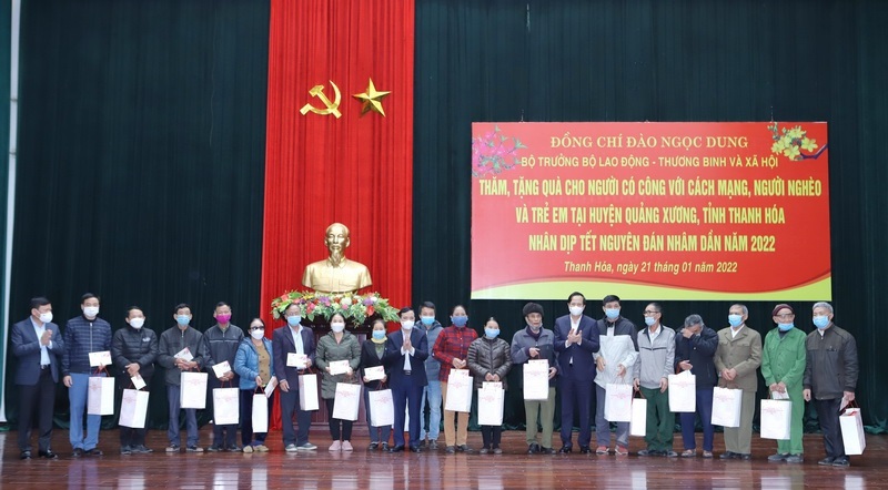 Bộ trưởng Bộ Lao động, Thương binh và Xã hội tặng quà tết cho công nhân, gia đình chính sách tại Thanh Hóa