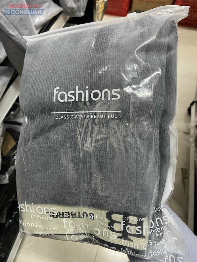 Gian hàng thời trang, đa phần là các thương hiệu có tên Fashions nhưng cũng không kèm theo tem nhãn phụ Tiếng Việt, thông tin sản phẩm