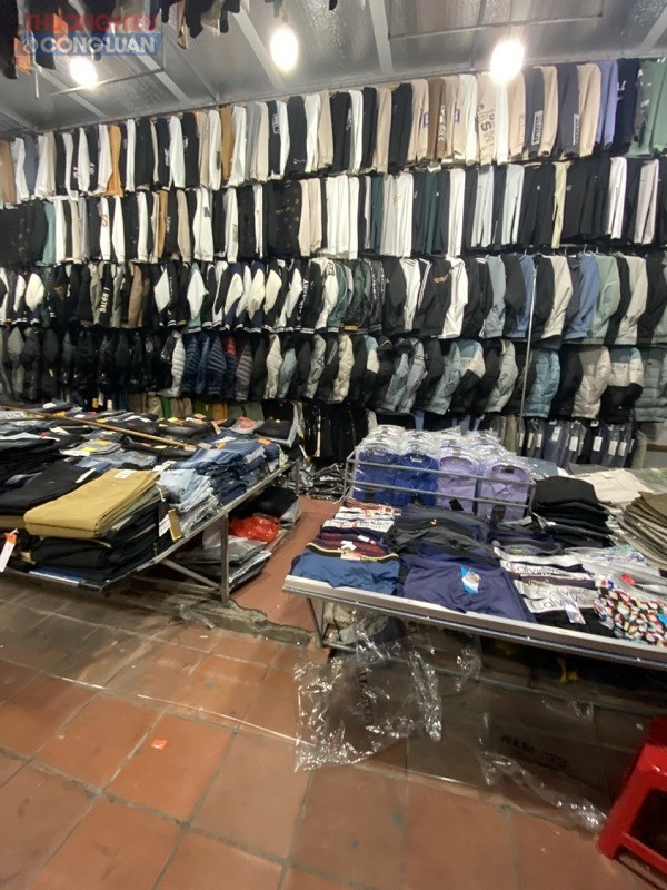 Quần áo kém chất lượng bán công khai tại chợ Quán Toan