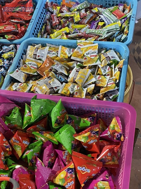 Bánh kẹo cân tại chợ Quán Toan