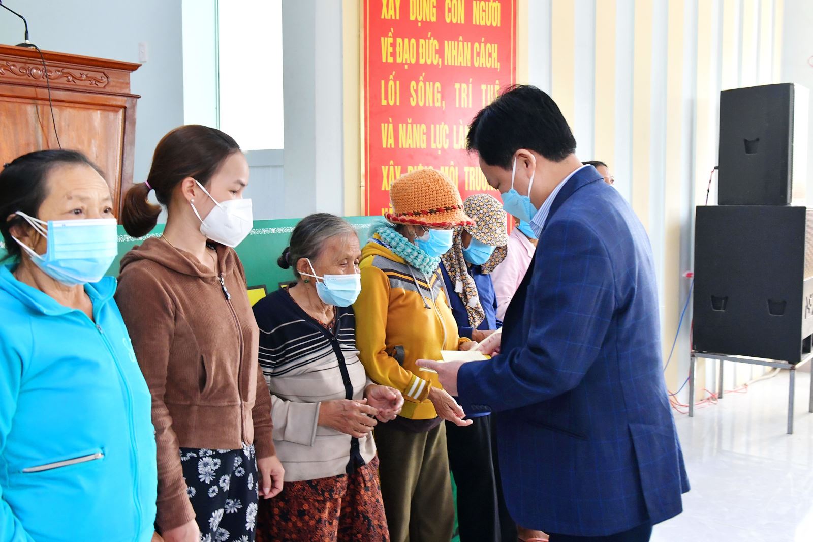 Chủ tịch HĐQT BSR Nguyễn Văn Hội trao quà Tết cho bà con nhân dân tại xã Phổ An, thị xã Đức Phổ.