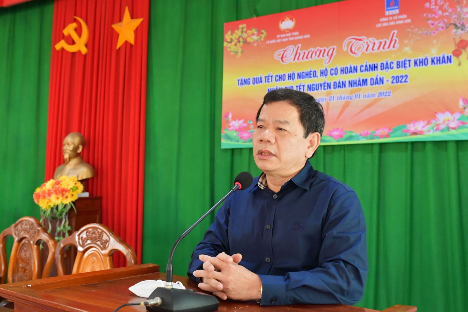 Chủ tịch UBND tỉnh Quảng Ngãi Đặng Văn Minh phát biểu tại lễ trao quà ở xã Phổ An, thị xã Đức Phổ