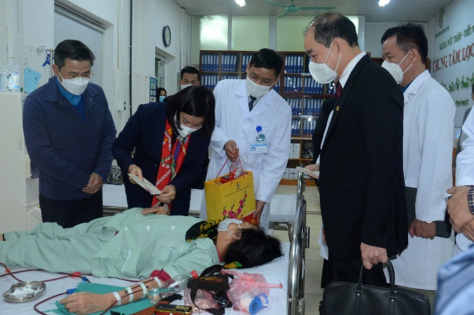 Ủy viên Trung ương Đảng, Phó Bí thư Thường trực Thành ủy Hà Nội Nguyễn Thị Tuyến và lãnh đạo Sở Y tế thăm, tặng quà bệnh nhân đang điều trị tại Bệnh viện Đa khoa Hà Đông