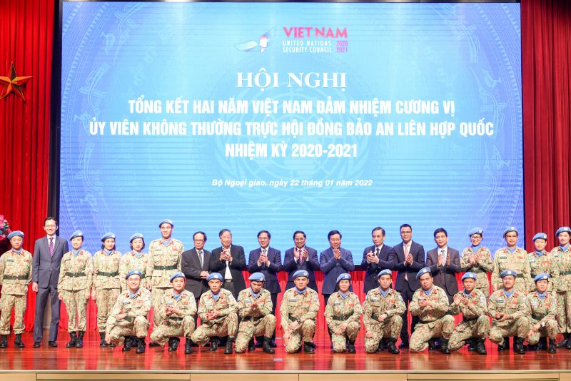 Thủ tướng Phạm Minh Chính và các đại biểu chụp ảnh lưu niệm với đại diện cán bộ, chiến sĩ Việt Nam tham gia Phái bộ gìn giữ hòa bình của Liên Hợp Quốc. Ảnh: VGP/Nhật Bắc