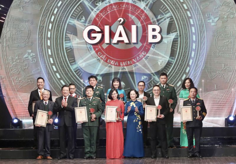 Trưởng ban Tổ chức Trung ương Trương Thị Mai và Trưởng ban Nội chính Trung ương Phan Đình Trạc trao giải cho 12 tác giả đạt Giải B Búa liềm vàng . Ảnh: VGP/Nhật Bắc