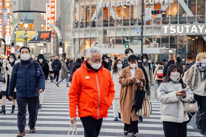 Người dân đeo khẩu trang phòng dịch Covid-19 tại Tokyo, Nhật Bản ngày 21/1/2022 (Ảnh: THX/TTXVN)