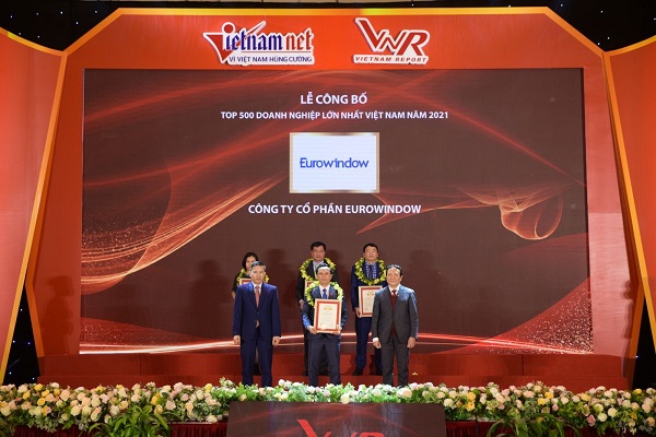 Ông Lê Sỹ Nguyên – Giám đốc Kinh doanh Eurowindow, đại diện công ty nhận chứng nhận top 500 doanh nghiệp lớn nhất Việt Nam năm 2021