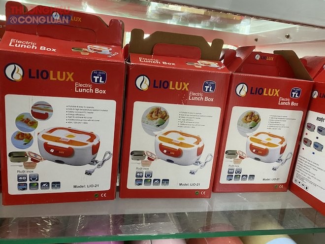 Sản phẩm hộp cơm giữ nhiệt LioLux bày bán tại Gia dụng Nguyễn Dương không có tem,nhãn phụ