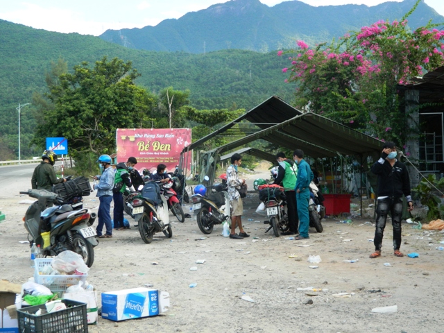 Người dân về quê ăn tết, không cách ly y tế