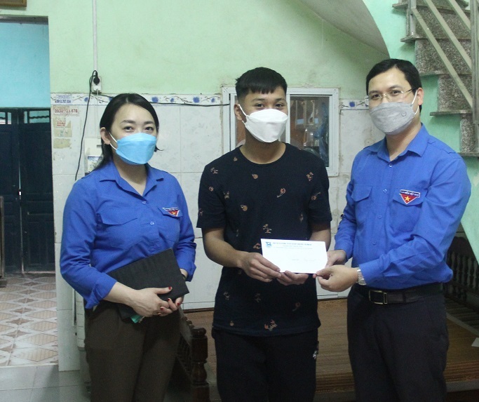 Đại diện Thành đoàn thành phố trao quà cho tân binh Nguyễn Viết Anh, phường Nam Ngạn.