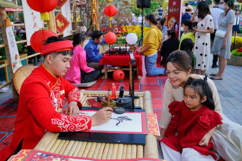 Ca sĩ Phạm Quỳnh Anh và con gái xin chữ đầu năm tại phố ông Đồ
