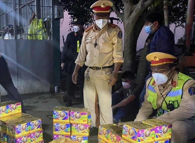 Bắt giữ hai đối tượng vận chuyển trái phép 186 kg pháo