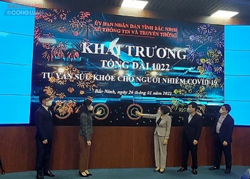 Chủ tịch UBND tỉnh Bắc Ninh Nguyễn Hương Giang cùng các đại biểu nhấn nút khai trương Tổng đài tư vấn