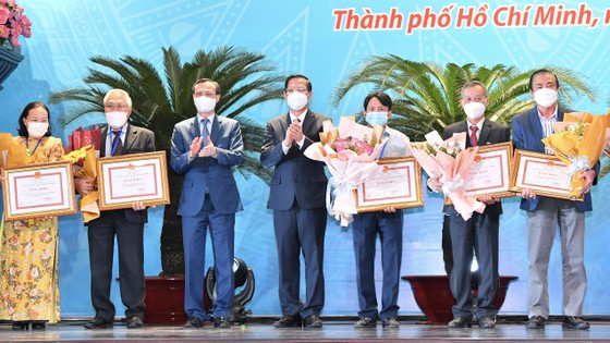 Chủ tịch UBND TPHCM Phan Văn Mãi tặng Bằng khen cho các tập thể, cá nhân tại buổi họp mặt