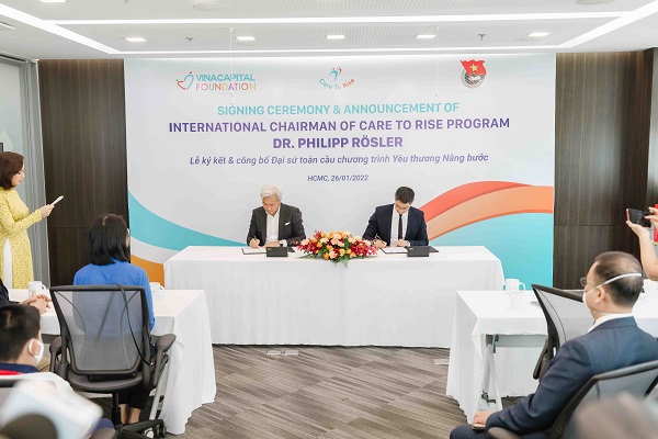 Ông Don Lam - Đồng Sáng lập và TGĐ Tập đoàn VinaCapital, Chủ tịch Hội đồng quản lý VinaCapital Foundation ký kết thỏa thuận hợp tác với Tiến sĩ Philipp Rösler