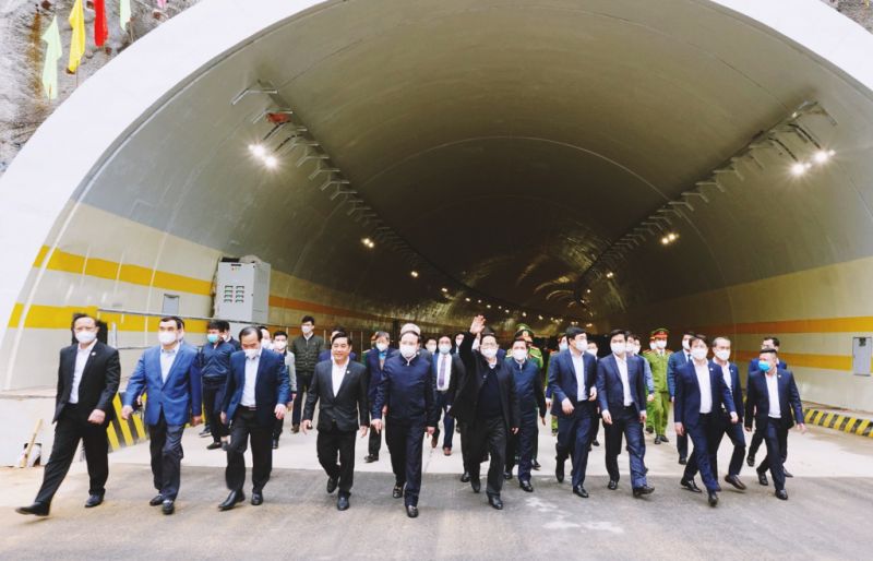 Thủ tướng Phạm Minh Chính cùng lãnh đạo các Bộ, ngành Trung ương, tỉnh Quảng Ninh tham quan đường hầm xuyên núi tại Km13 tuyến đường bao biển nối Hạ Long - Cẩm Phả