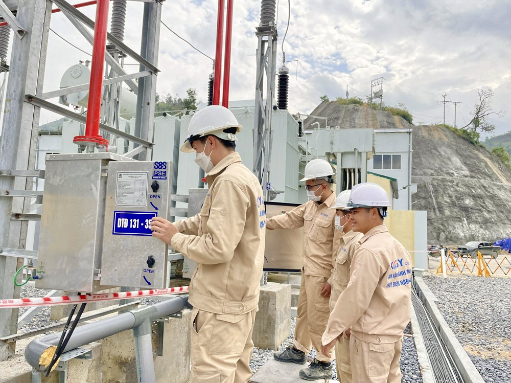 Các kỹ sư nhà máy Thuỷ điện Nậm Pạc kiểm tra công tác phát điện tại trạm biến áp