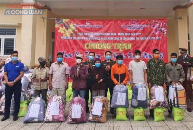 Lực lượng Công an tỉnh Quảng Trị và các đơn vị phối hợp tặng quà đến người dân.