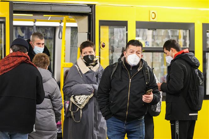 Người dân đeo khẩu trang phòng lây nhiễm Covid-19 tại Berlin, Đức,ngày 21/1/2022 (Ảnh: THX/TTXVN)