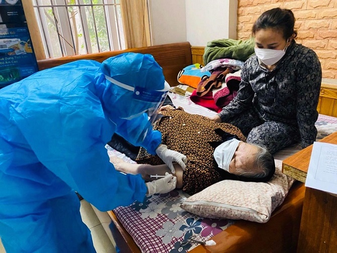Tiêm vắc xin phòng Covid-19 tại nhà cho người cao tuổi trên địa bàn quận Hà Đông