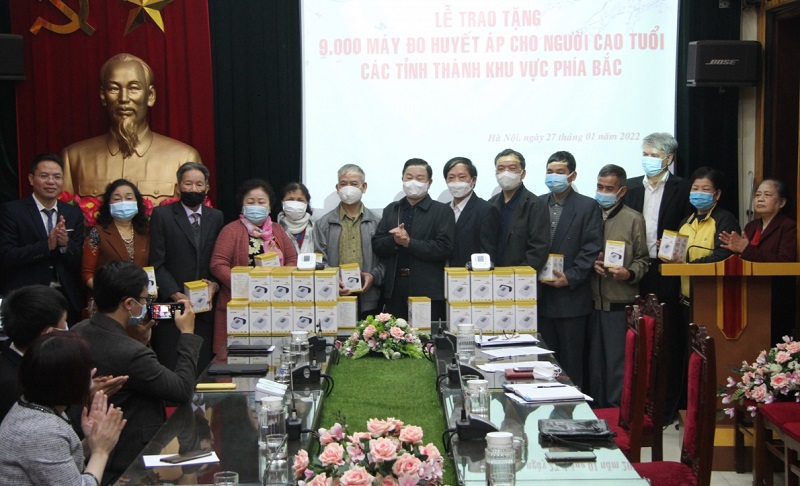 Trung ương Hội Người cao tuổi Việt Nam tiếp nhận 9.000 máy đo huyết áp từ nhà tài trợ Kingsport
