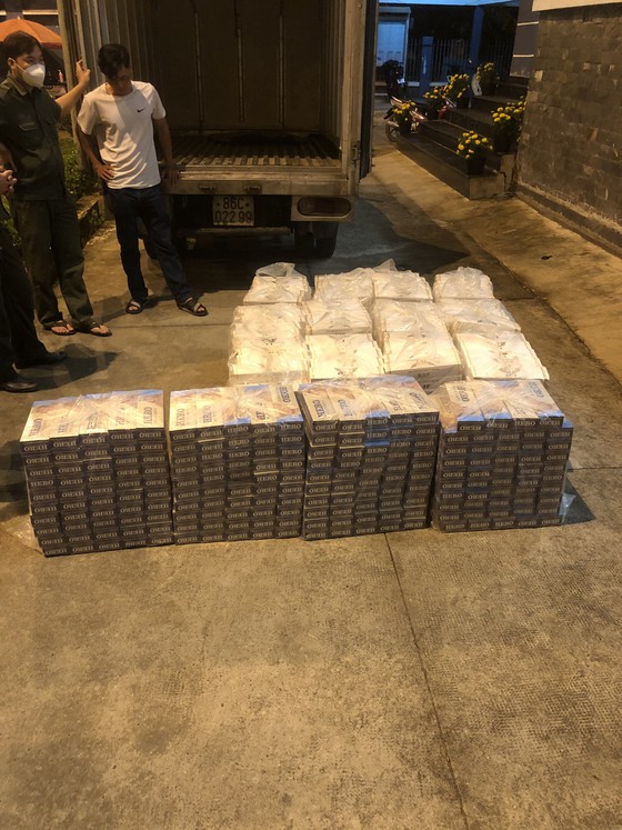 Công an TP. HCM bắt giữ xe tải chở gần 8.000 bao thuốc lá lậu cùng súng, đạn