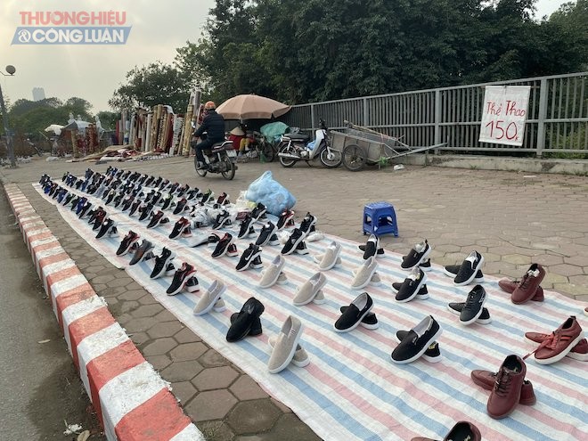Đây là điểm bàn giày trên đường Tố Hữu, quận Nam Từ Liêm, Hà Nội. Giá chỉ từ 150.000 đồng 1 đôi. Hàng hoá không có tem nhãn, nguồn gốc xuất xứ