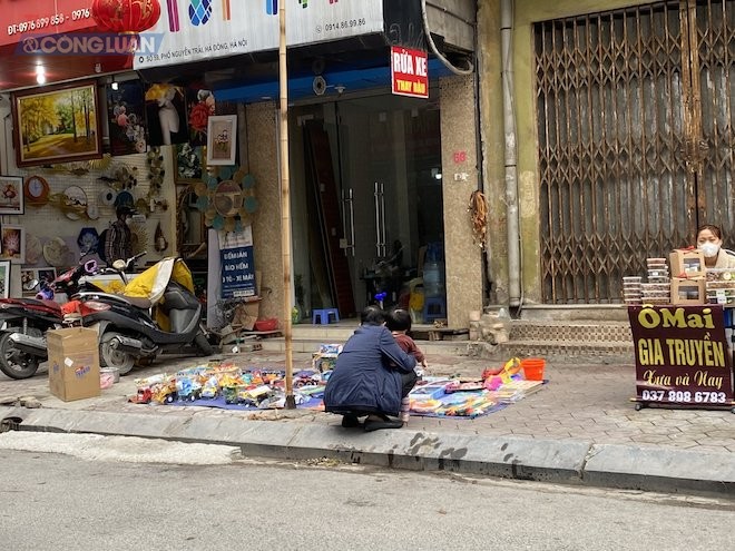 Điểm bán đồ chơi trẻ em vỉa hè trên đường Nguyễn Trãi, quận Hà Đông, Hà Nội. Giá chỉ vài chục nghìn đồng. Mặc dù mà mặt hàng cho trẻ em nhưng cũng không ai biết nguồn gốc xuất xứ, thành phần sản phẩm ra sao?