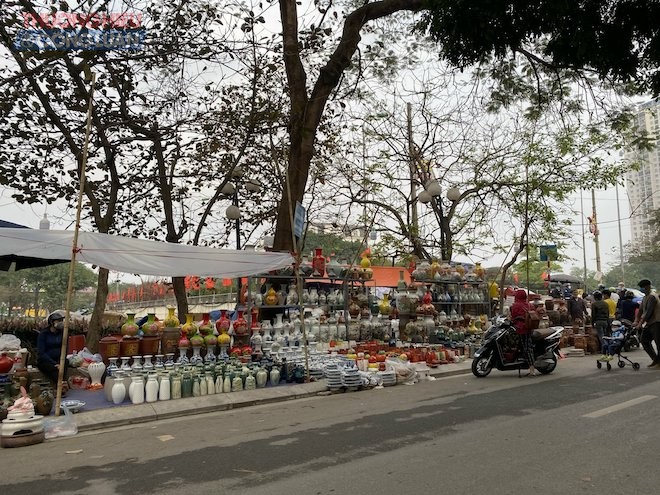 Điểm bán bình góm trên đường Nhuệ Giang, quận Hà Đông, Hà Nội cũng ngập tràn vỉa hè. Rất nhiều mẫu mã cho khách hàng lựa chọn