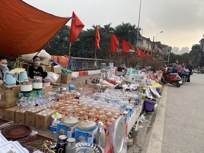 Vỉa hè Hà Nội và câu chuyện nguồn gốc sản phẩm, thương hiệu hàng hóa những ngày giáp Tết