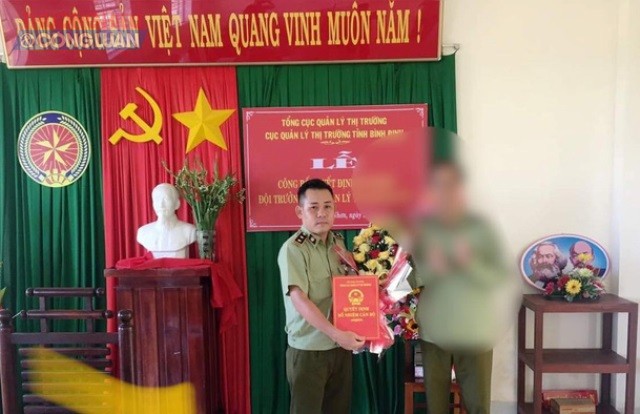 Ông Nguyễn Văn Danh (bên trái) trong lúc nhận quyết định bổ nhiệm giữ chức Đội trưởng Đội QLTT số 01.