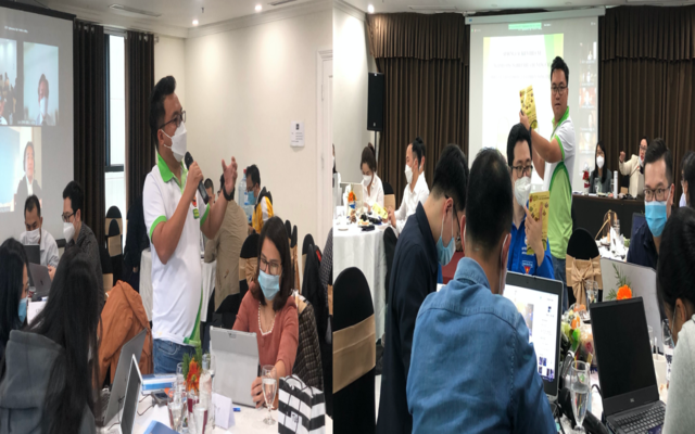 Trong vai trò Trưởng nhóm thảo luận B, startup Đặng Dương Minh Hoàng - chủ trang trại Thiên Nông, tỉnh Bình Phước (đang phát biểu ở hình bên trái) đã tích cực đóng góp nhiều ý kiến hay tại Chương trình