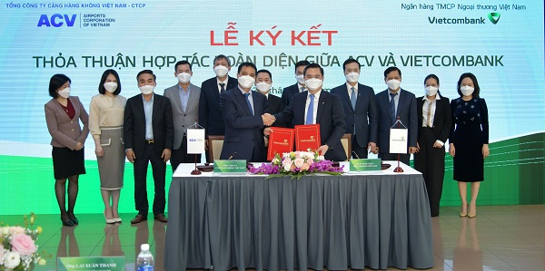 Ông Nguyễn Thanh Tùng - Phó Tổng Giám đốc phụ trách Ban điều hành Vietcombank (bên phải) và ông Vũ Thế Phiệt – Tổng Giám đốc ACV ký Thỏa thuận hợp tác