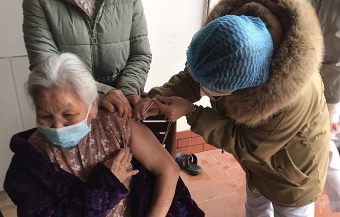 Tập trung tiêm chủng vắc xin phòng Covid -19 cho người dân trên địa bàn huyện Chương Mỹ