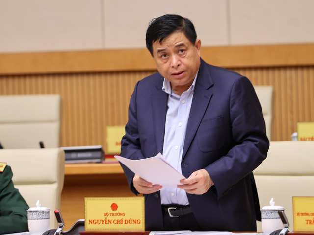 Bộ trưởng Bộ Kế hoạch và Đầu tư Nguyễn Chí Dũng trình bày báo cáo tại phiên họp. Ảnh: VGP/Nhật Bắc