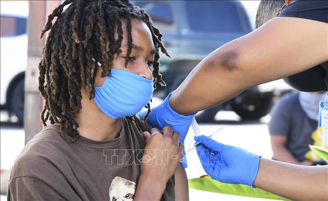 Tiêm vaccine phòng Covid-19 cho trẻ em tại Los Angeles, bang California, Mỹ (Ảnh: AFP/TTXVN)