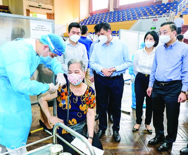 Bộ trưởng Bộ Y tế Nguyễn Thanh Long (đứng giữa) kiểm tra công tác tiêm chủng vaccine phòng Covid-19 tại Hà Nội (Ảnh: Trần Minh)