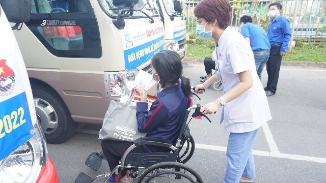 Những chuyến xe yêu thương đưa bệnh nhân về quê đón tết