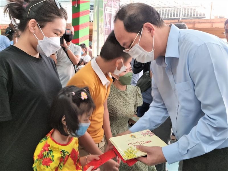 Phó Bí thư Thành ủy TPHCM Nguyễn Hồ Hải lì xì con công nhân