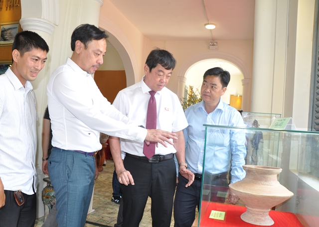 Ông Lê Văn Minh, Phó Trưởng Ban Tuyên giáo Tỉnh ủy BR-VT, ông Trần Đình Khoa, Bí thư Thành ủy Vũng Tàu tham quan cổ vật 