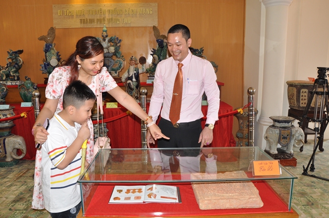 Ông Lê Văn Kiên nhà sưu tập cổ vật giới thiệu nguồn gốc xuất xứ cổ vật cho khách tham quan