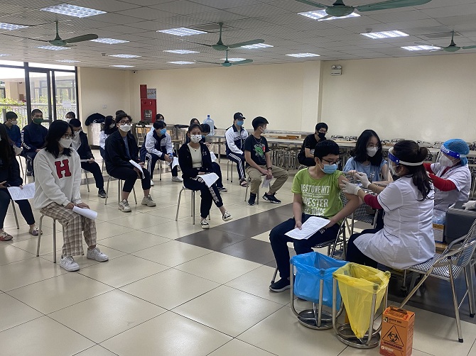 Ti&ecirc;m vắc xin ph&ograve;ng Covid-19 cho học sinh