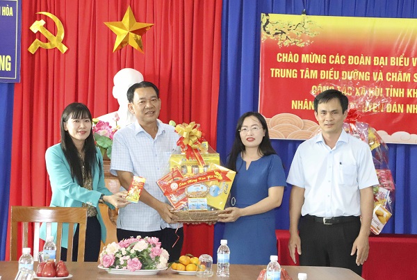 Lãnh đạo Công ty Yến sào Khánh Hòa tặng quà cho đại diện Trung tâm điều dưỡng và chăm sóc người có công