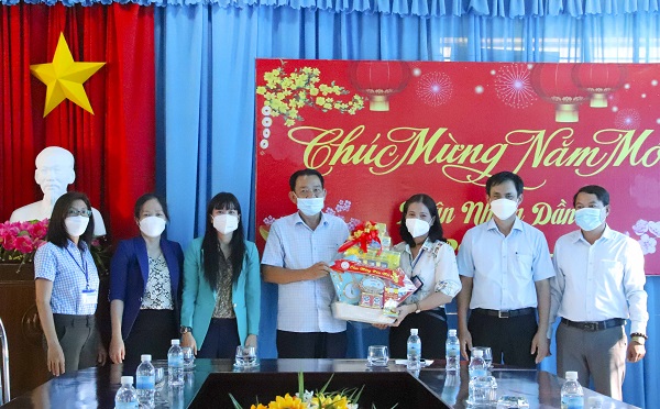Lãnh đạo Công ty Yến sào Khánh Hòa tặng quà Tết cho Trung tâm bảo trợ xã hội
