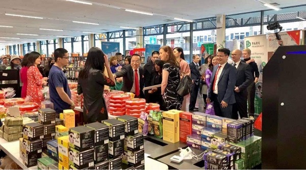 Đại sứ Việt Nam tại UK và Bắc Ailen Nguyễn Hoàng Long tham quan gian hàng của các doanh nghiệp trong nước