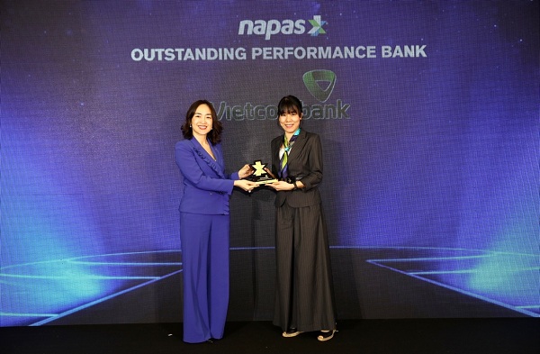 Bà Nguyễn Thị Kim Oanh – Phó Tổng Giám đốc Vietcombank nhận giải thưởng dành cho Ngân hàng tiêu biểu trong hoạt động thanh toán nội địa