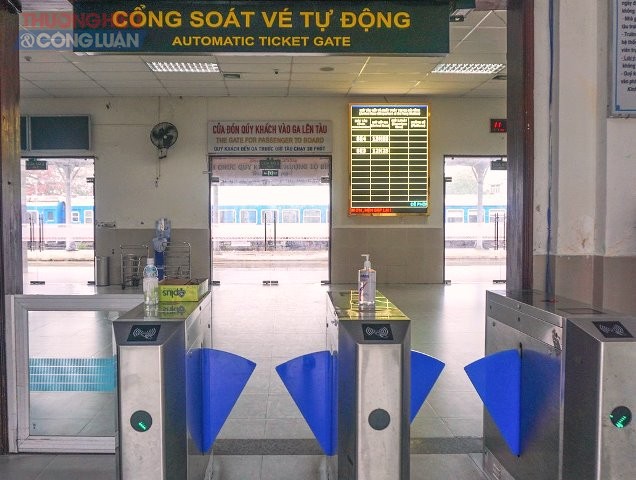 Tại khu vực kiểm soát vé ở ga Đà Nẵng hầu như vắng bóng người. 